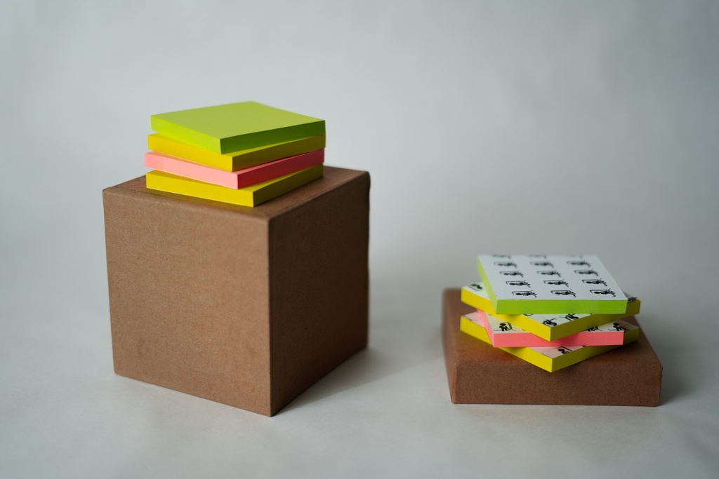 [F069] BLOC-NOTES - 76 X 76 MM - 100 FEUILLES - LOT DE 8 - COULEURS VIVES